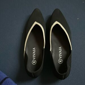 Viviana pointed toe ballet flats. Black with tan stripe.